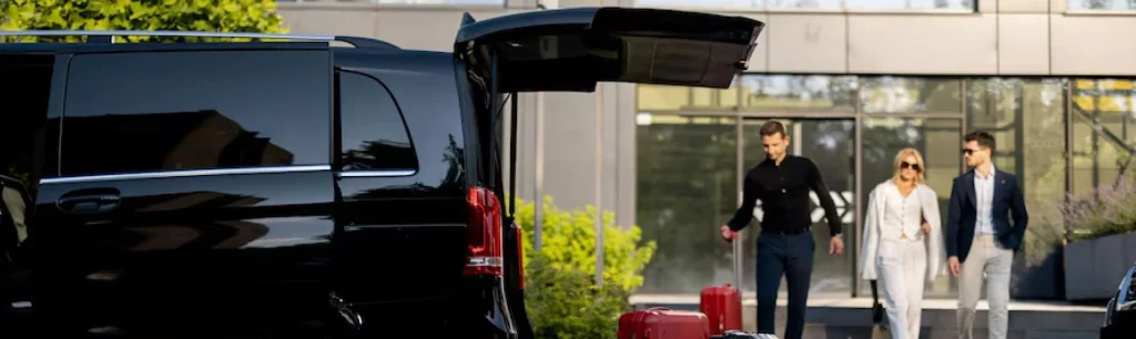 A modern RideVoova coach arriving at an event venue during an emergency call-out in London. Rapid Response Transport Solutions in London